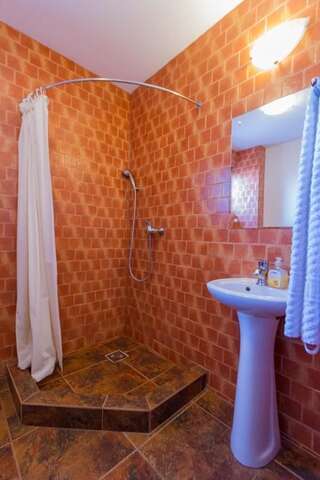 Гостевой дом Pensiunea Aron 2 Бран Двухместный номер с 2 отдельными кроватями-12